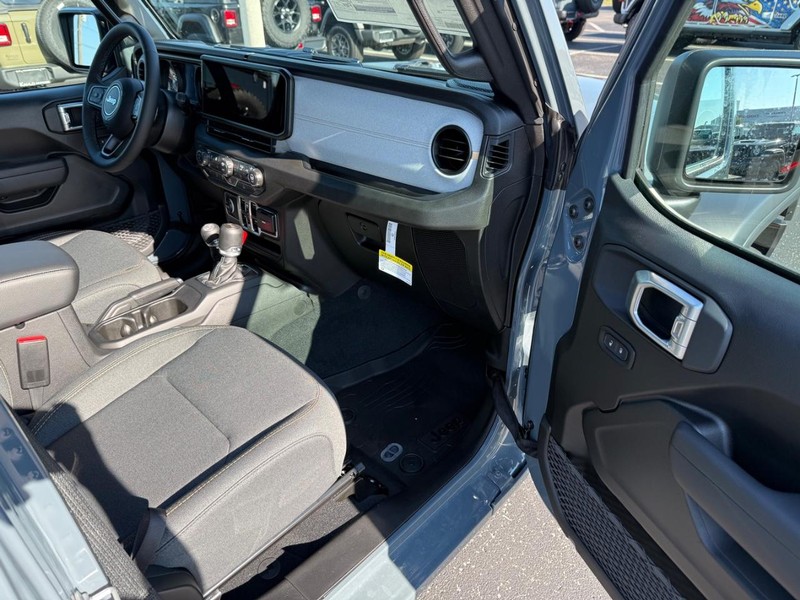 Jeep Wrangler Vehicle Full-screen Gallery Image 14