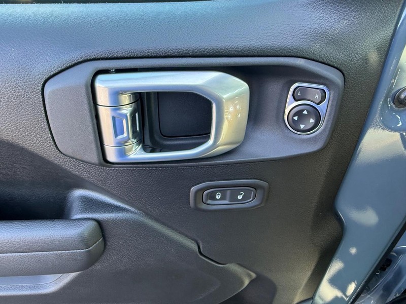 Jeep Wrangler Vehicle Full-screen Gallery Image 16