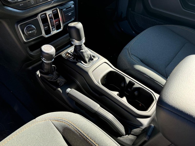 Jeep Wrangler Vehicle Full-screen Gallery Image 24