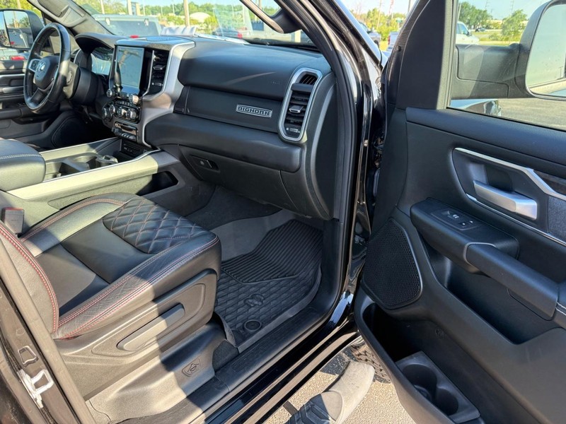 Ram 1500 Vehicle Full-screen Gallery Image 14