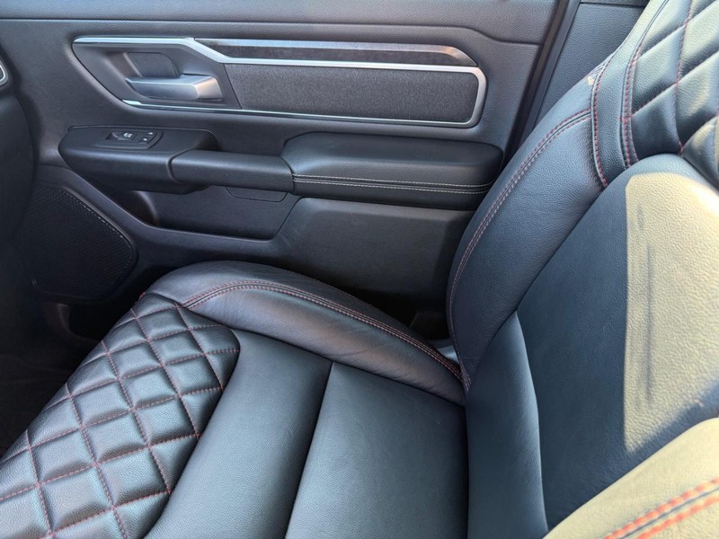 Ram 1500 Vehicle Full-screen Gallery Image 28