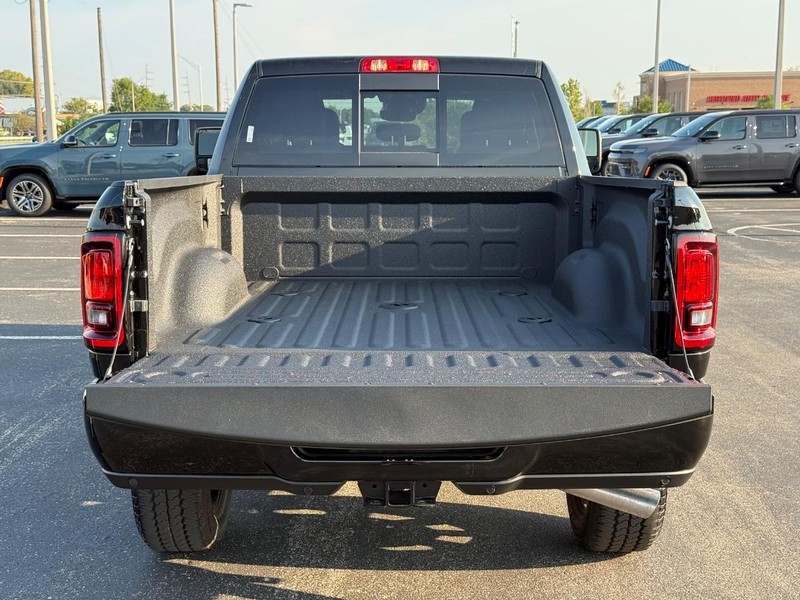Ram 2500 Vehicle Full-screen Gallery Image 7