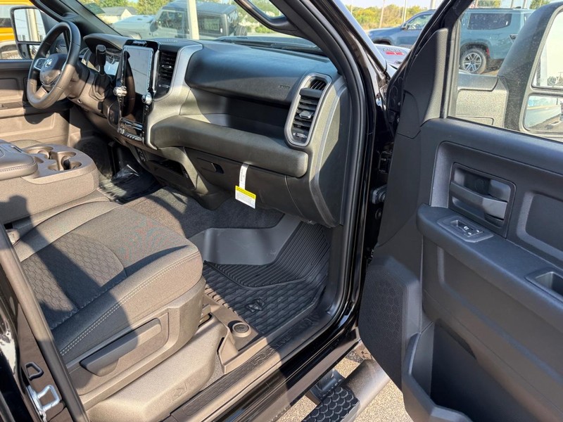 Ram 2500 Vehicle Full-screen Gallery Image 14