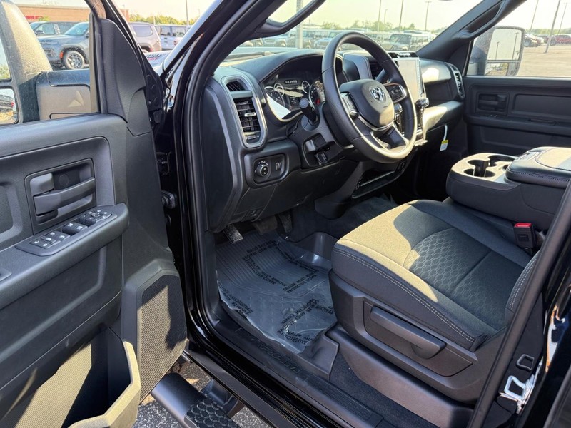 Ram 2500 Vehicle Full-screen Gallery Image 16
