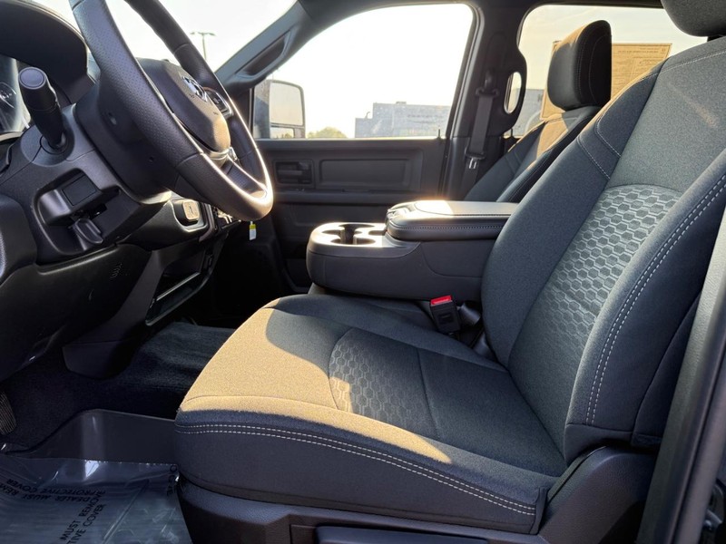 Ram 2500 Vehicle Full-screen Gallery Image 17