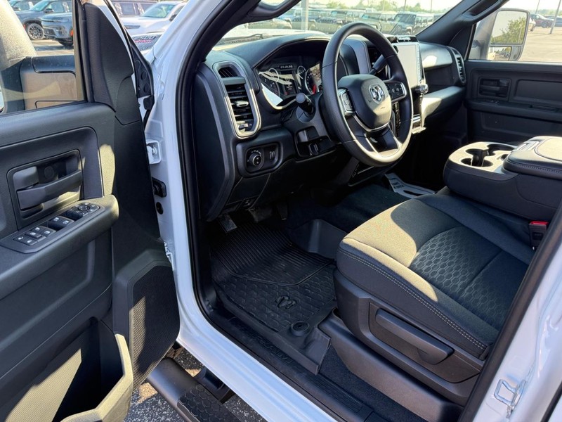 Ram 2500 Vehicle Full-screen Gallery Image 16
