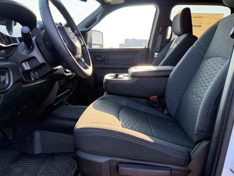 Ram 2500 Vehicle Full-screen Gallery Image 17