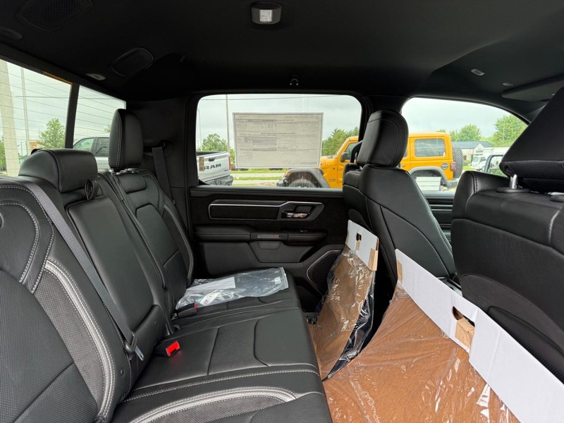 Ram 1500 Vehicle Full-screen Gallery Image 11