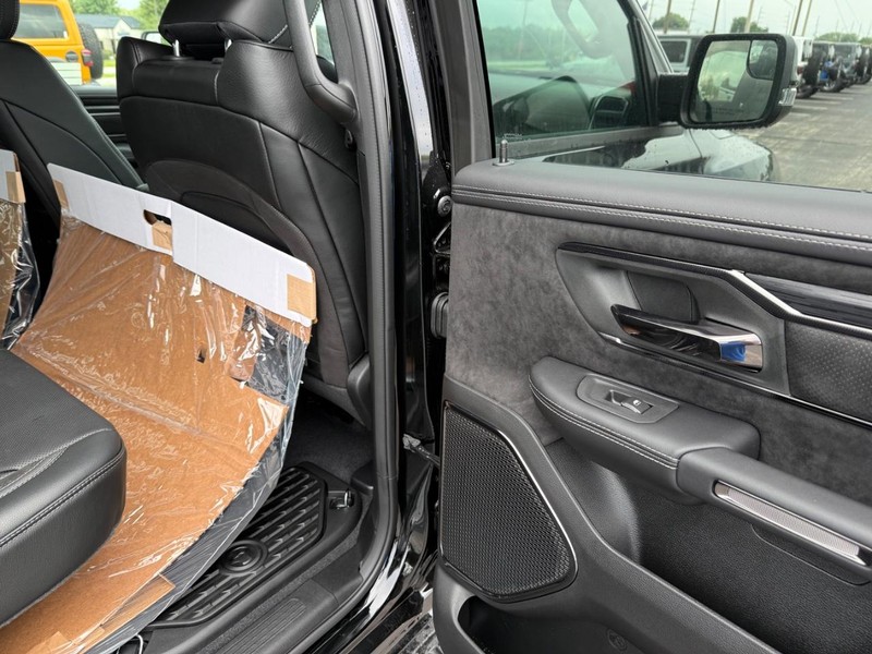 Ram 1500 Vehicle Full-screen Gallery Image 12