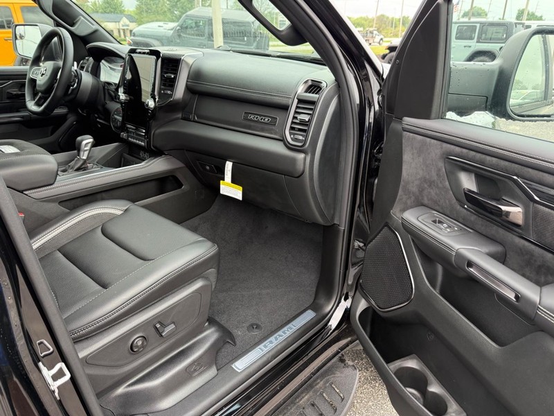 Ram 1500 Vehicle Full-screen Gallery Image 15