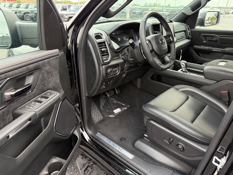 Ram 1500 Vehicle Full-screen Gallery Image 17