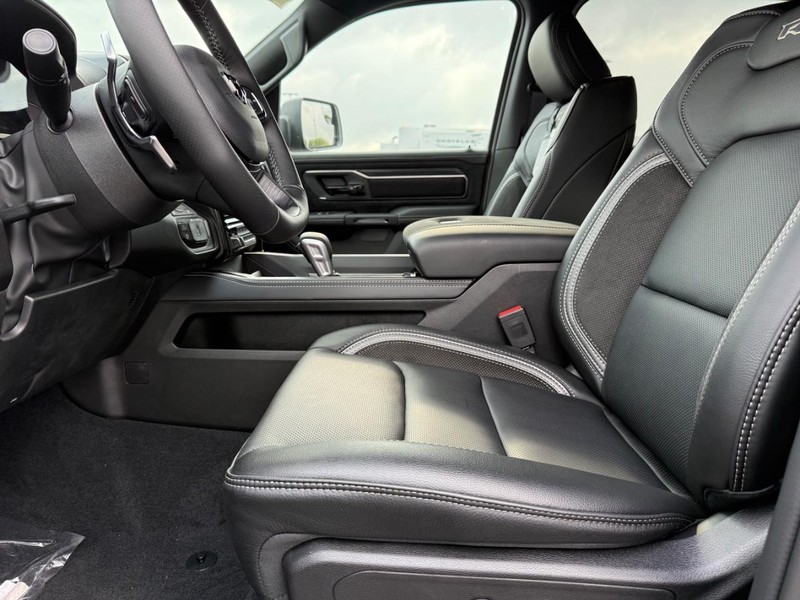 Ram 1500 Vehicle Full-screen Gallery Image 18