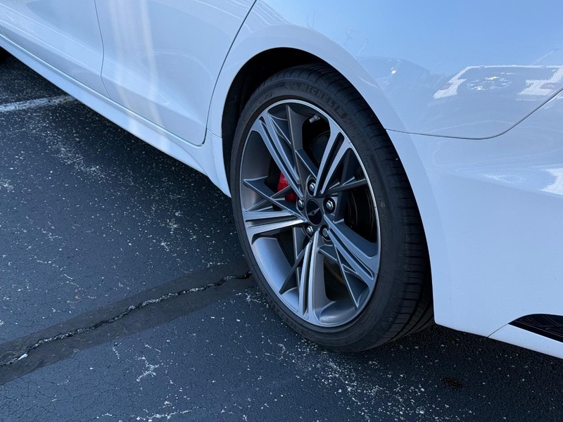 Genesis G70 Vehicle Full-screen Gallery Image 6