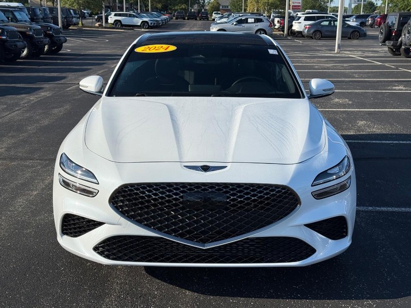 Genesis G70 Vehicle Full-screen Gallery Image 9