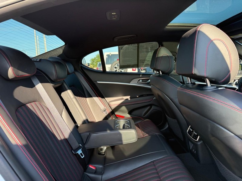 Genesis G70 Vehicle Full-screen Gallery Image 10