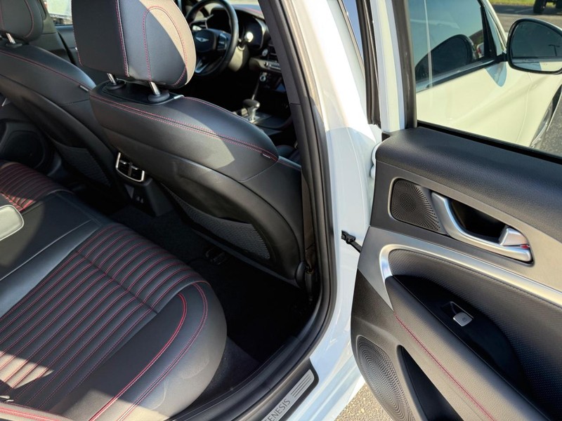Genesis G70 Vehicle Full-screen Gallery Image 11