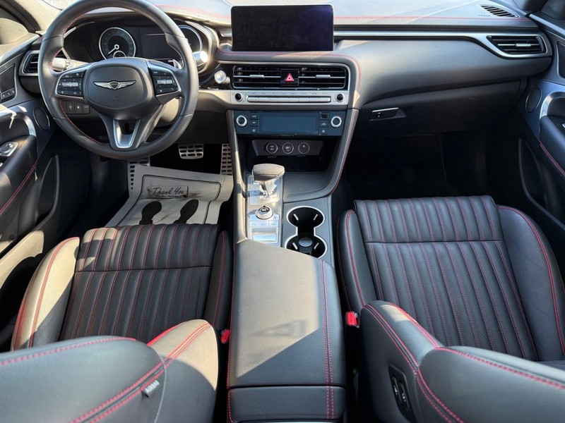 Genesis G70 Vehicle Full-screen Gallery Image 13