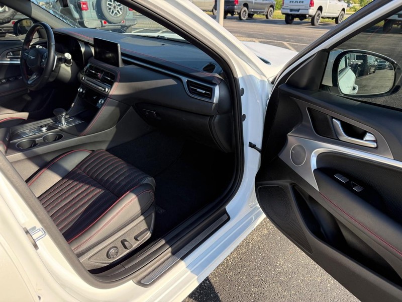 Genesis G70 Vehicle Full-screen Gallery Image 15