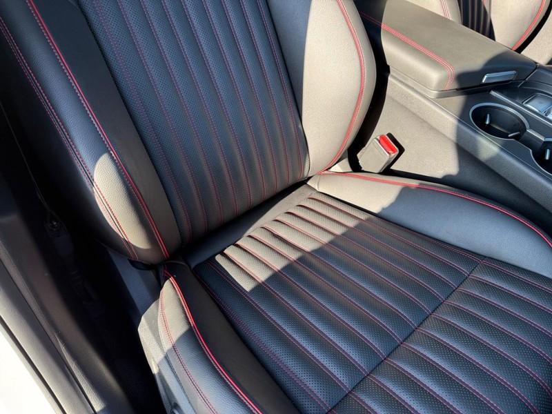 Genesis G70 Vehicle Full-screen Gallery Image 16