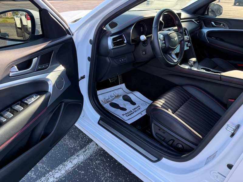 Genesis G70 Vehicle Full-screen Gallery Image 17