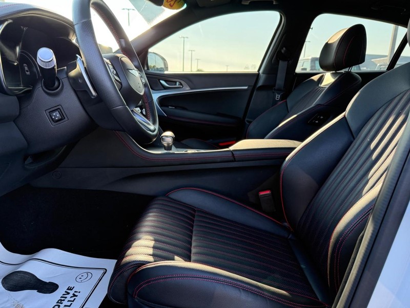 Genesis G70 Vehicle Full-screen Gallery Image 18