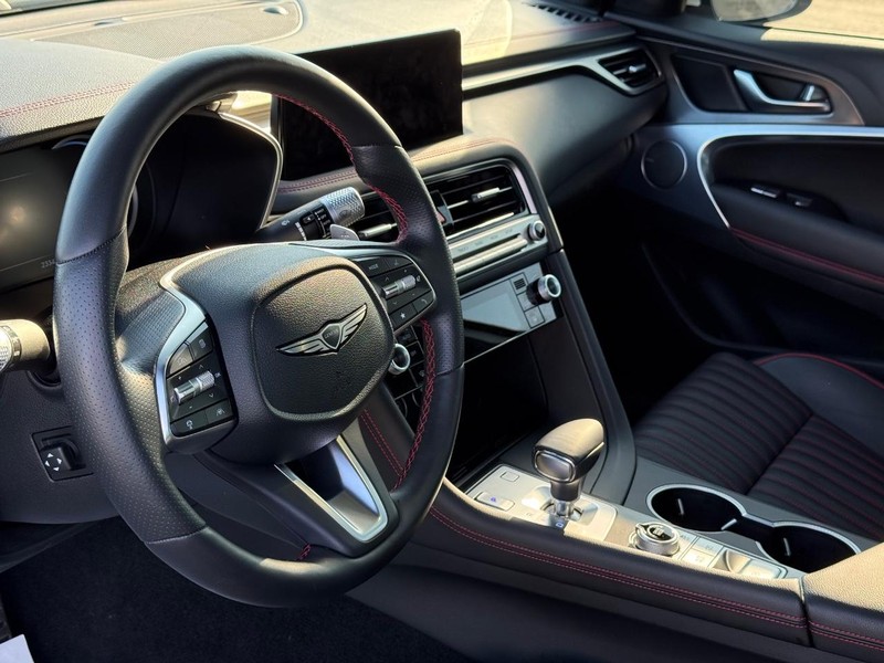 Genesis G70 Vehicle Full-screen Gallery Image 19