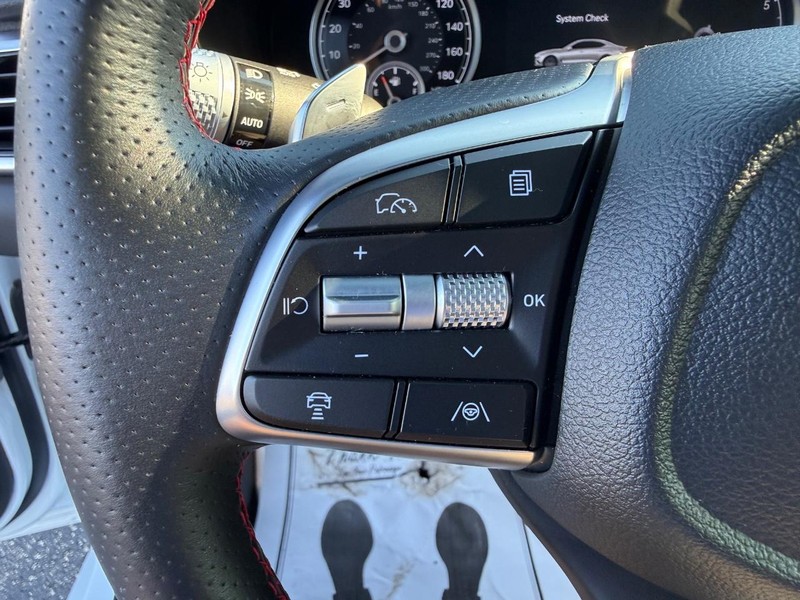 Genesis G70 Vehicle Full-screen Gallery Image 20
