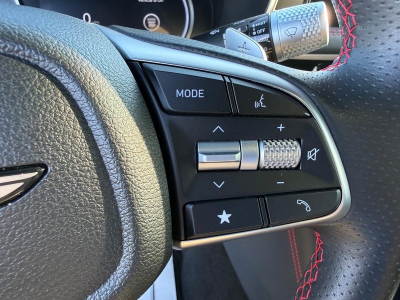 Genesis G70 Vehicle Full-screen Gallery Image 21