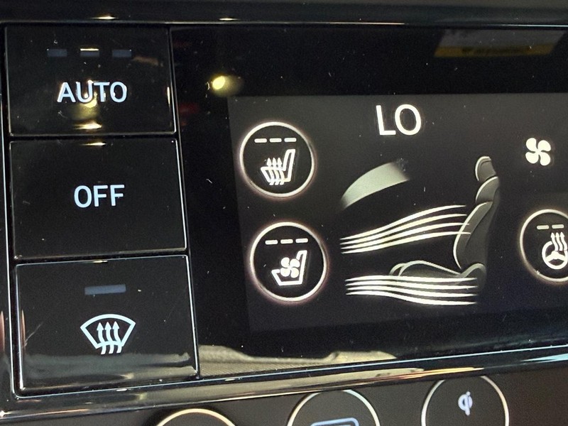 Genesis G70 Vehicle Full-screen Gallery Image 23