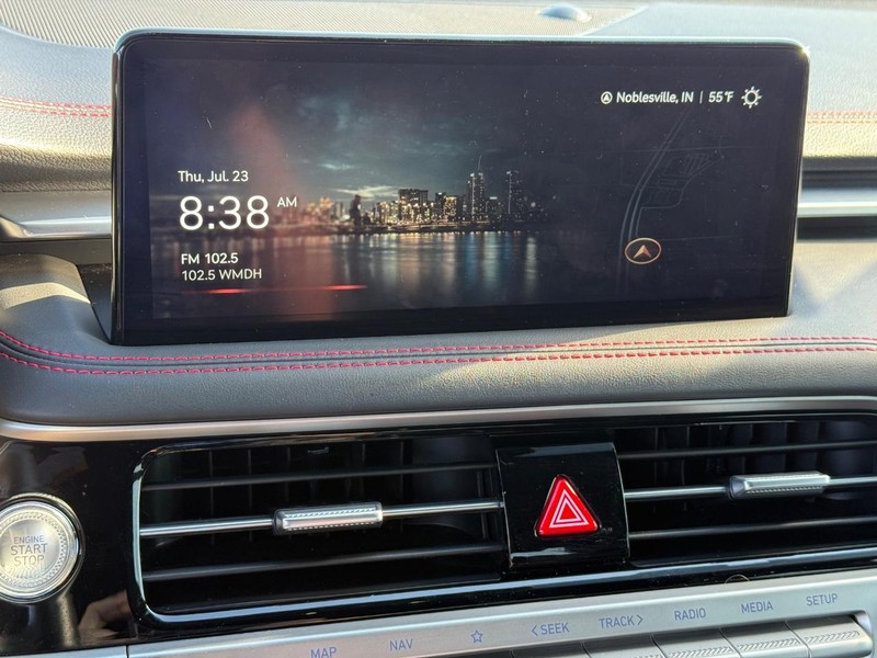 Genesis G70 Vehicle Full-screen Gallery Image 24