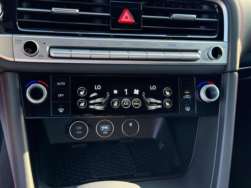 Genesis G70 Vehicle Full-screen Gallery Image 26