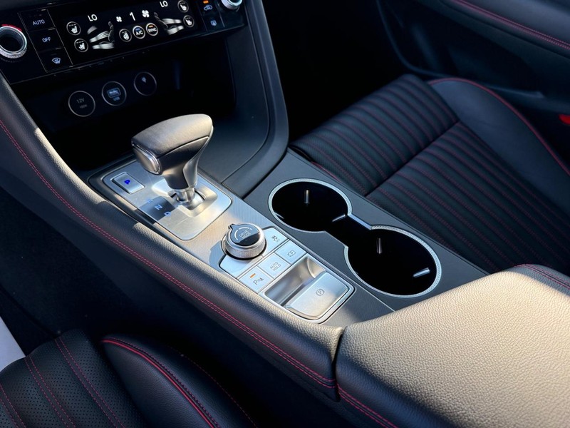 Genesis G70 Vehicle Full-screen Gallery Image 27