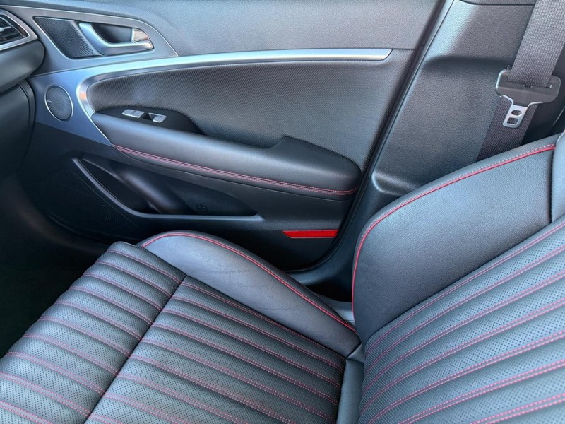 Genesis G70 Vehicle Full-screen Gallery Image 28