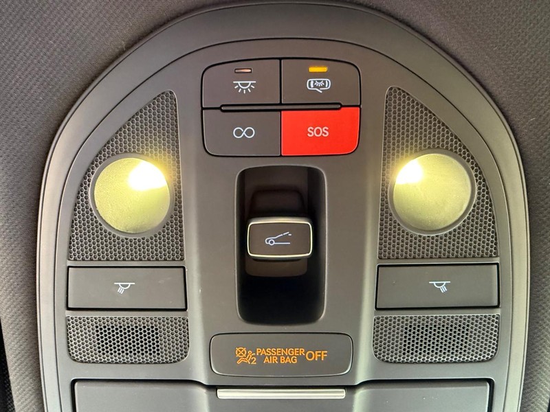 Genesis G70 Vehicle Full-screen Gallery Image 29