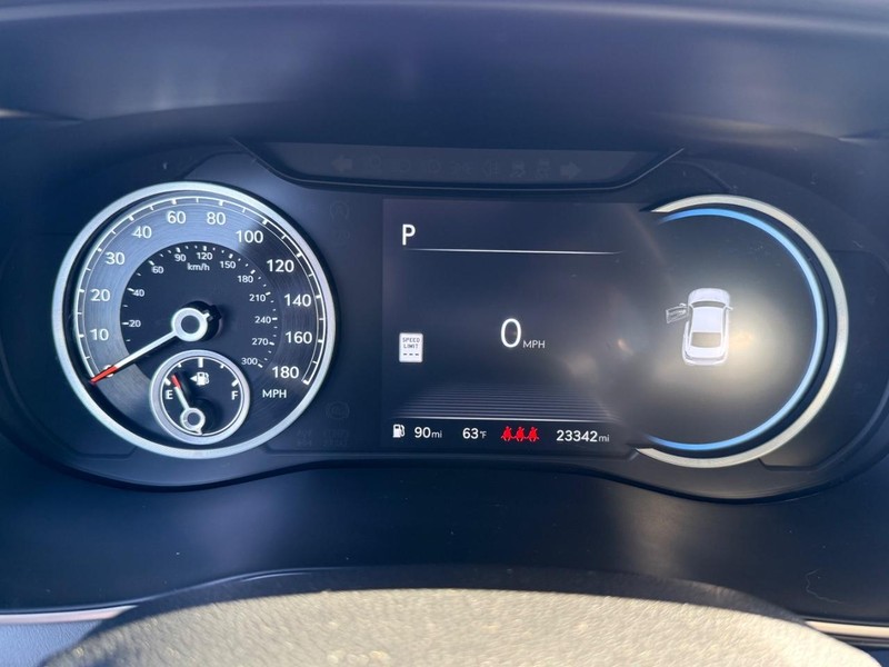 Genesis G70 Vehicle Full-screen Gallery Image 30