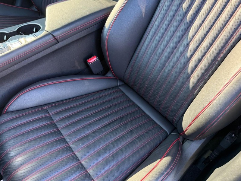 Genesis G70 Vehicle Full-screen Gallery Image 32