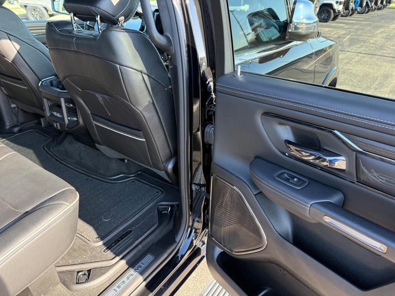 Ram 1500 Vehicle Full-screen Gallery Image 11