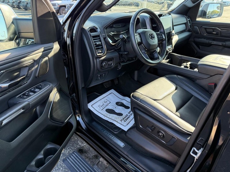 Ram 1500 Vehicle Full-screen Gallery Image 17