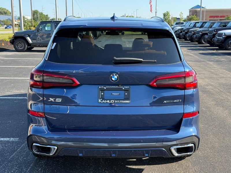 BMW X5 Vehicle Full-screen Gallery Image 4