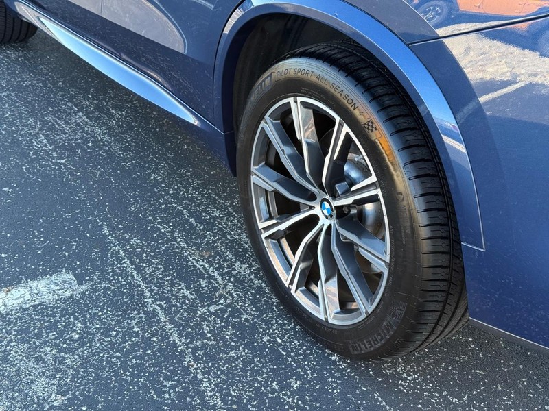 BMW X5 Vehicle Full-screen Gallery Image 6