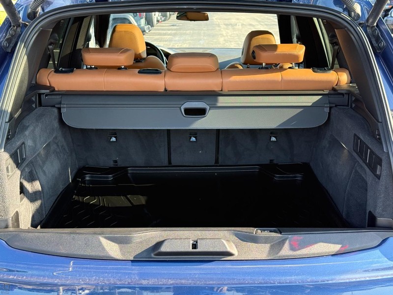 BMW X5 Vehicle Full-screen Gallery Image 7