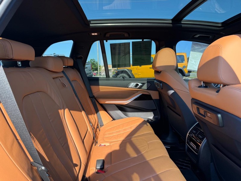 BMW X5 Vehicle Full-screen Gallery Image 11