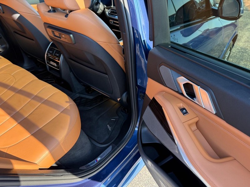 BMW X5 Vehicle Full-screen Gallery Image 12