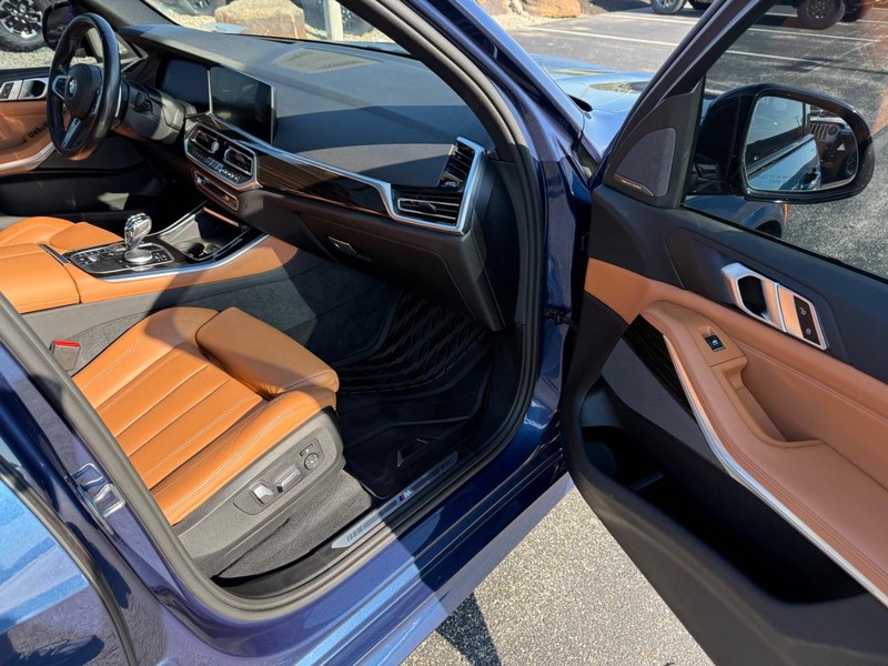 BMW X5 Vehicle Full-screen Gallery Image 16