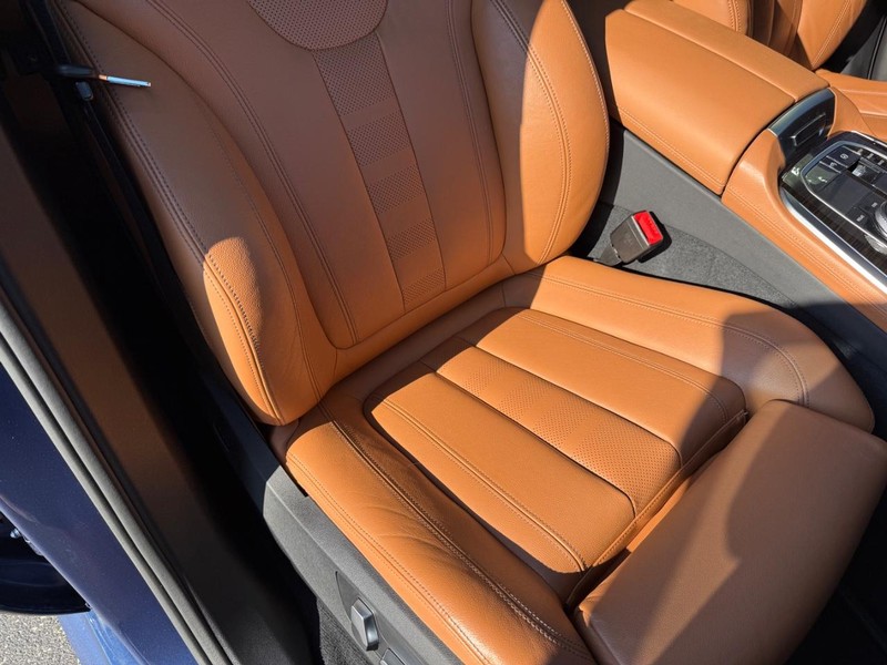 BMW X5 Vehicle Full-screen Gallery Image 17