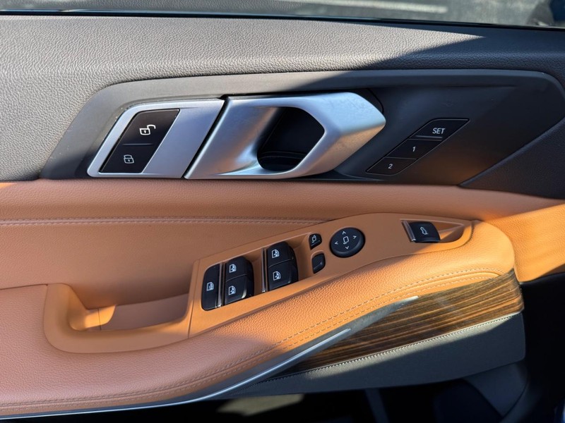 BMW X5 Vehicle Full-screen Gallery Image 18