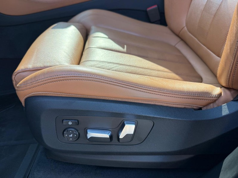 BMW X5 Vehicle Full-screen Gallery Image 19