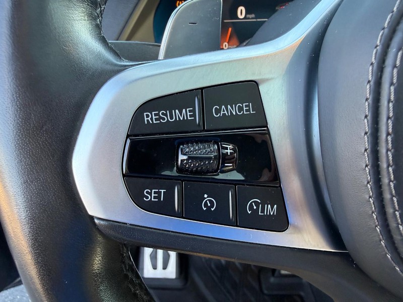 BMW X5 Vehicle Full-screen Gallery Image 21