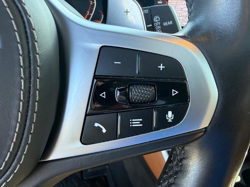 BMW X5 Vehicle Full-screen Gallery Image 22
