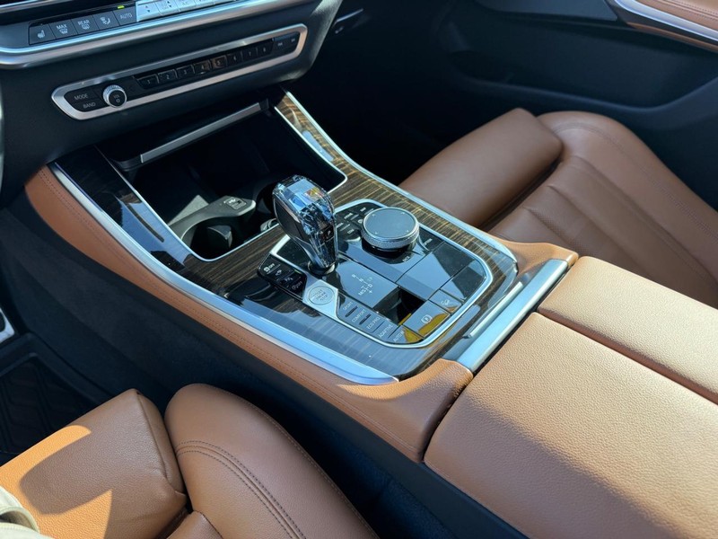 BMW X5 Vehicle Full-screen Gallery Image 28